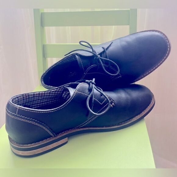 Waylon Nubuck Lace Up Oxford Cub
by Original Penguin; Size 11, Like New! - Picture 7 of 16